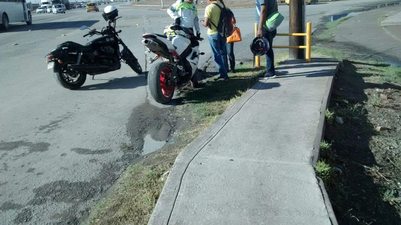 Según el propio motociclista, el percance se debió a que pasó su unidad sobre una concentración de agua y lodo. (ESPECIAL)