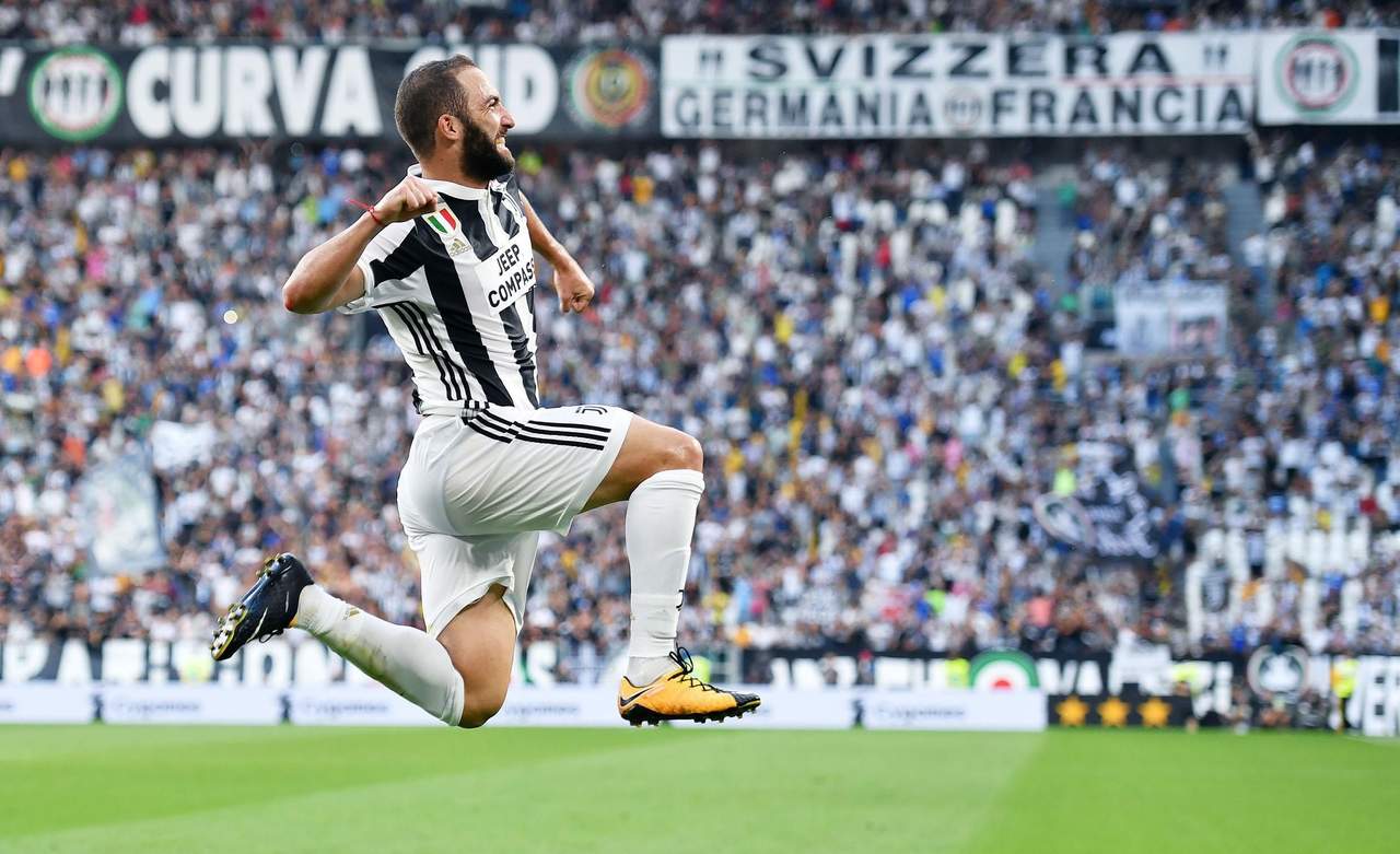 Gonzalo Higuaín anotó el tercer gol en la victoria de la Juventus 3-0 sobre Cagliari. (EFE)