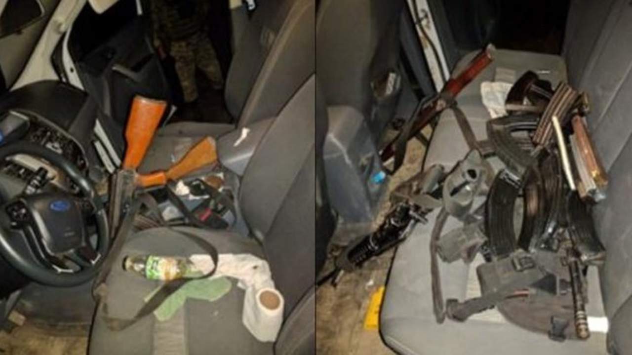 Los elementos de la Policía Militar descubrieron que en su interior se encontraban cuatro rifles automáticos, uno de ellos un AK-47 y una pistola Glock, nueve milímetros, por lo que tendieron un cordón de seguridad. (ESPECIAL)