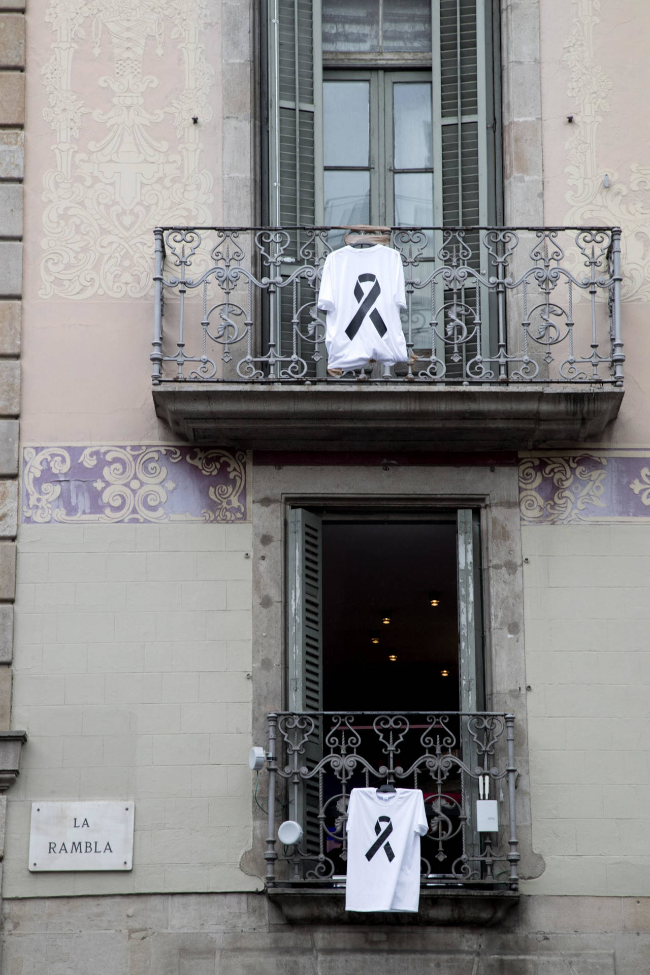 Dolor. Vecinos de La Rambla, Barcelona, colocaron camisetas con el moño negro, en señal de luto.