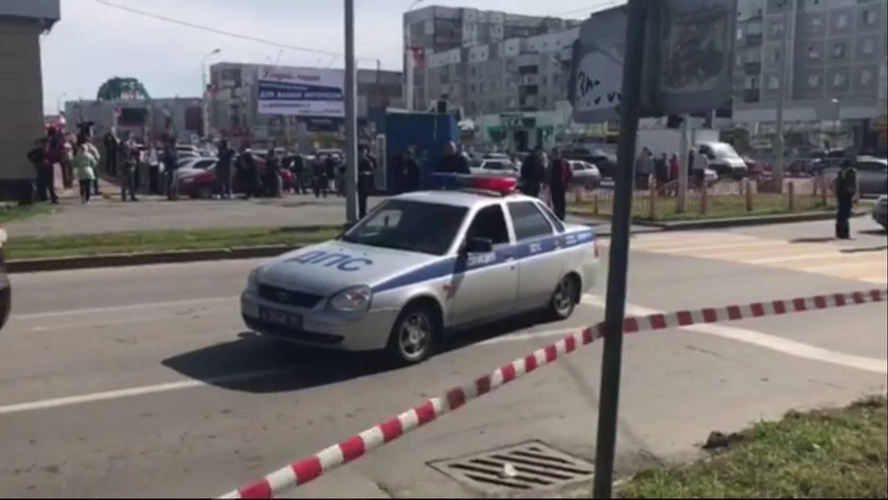 Caos. Un hombre armado con un cuchillo hirió a siete personas en una ciudad en Siberia, antes de ser muerto a tiros por la policía.