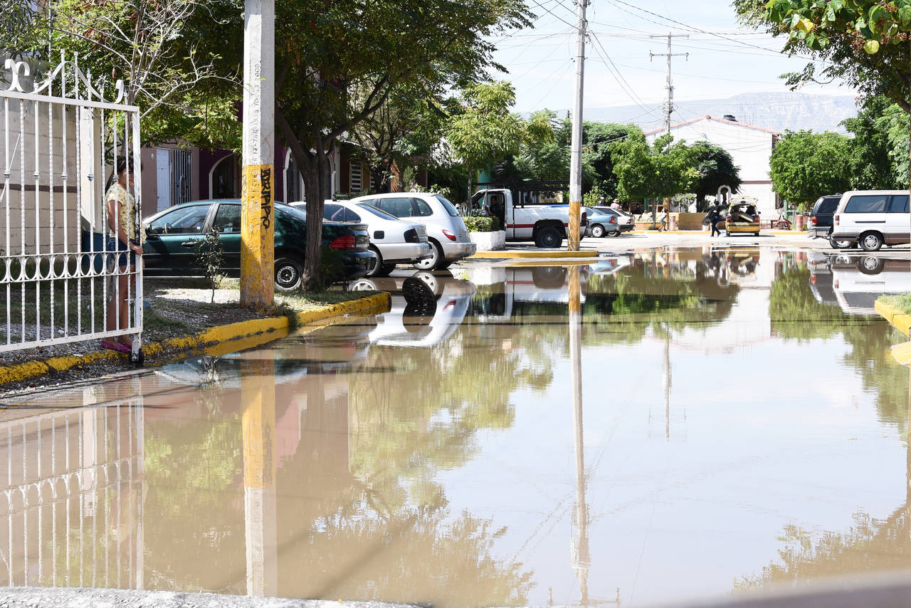 Encharcamientos. Autoridades municipales señalaron que ayer al mediodía ya no había encharcamientos en toda la ciudad de Torreón. (JESÚS GALINDO)
