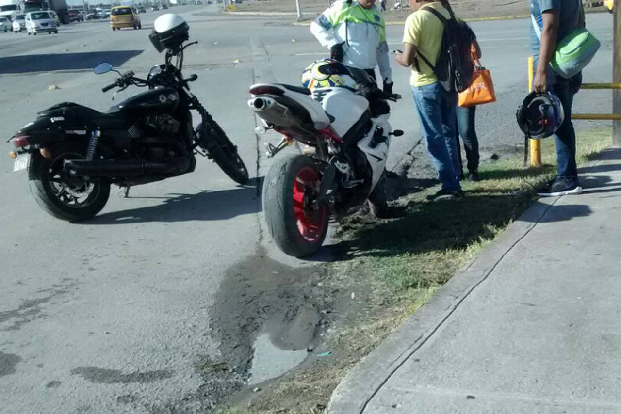 Se salva. Se detalló que el joven motociclista llevaba puesto su casco de seguridad.
