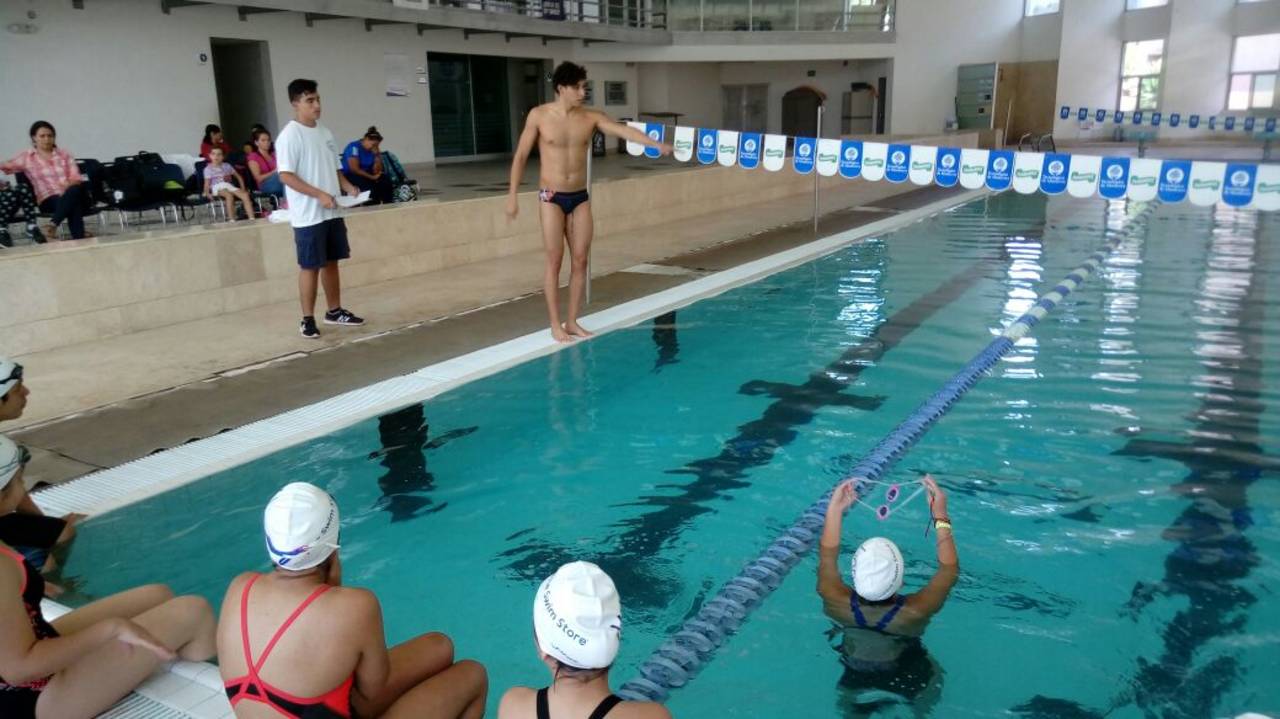 En la alberca del Tecnológico de Monterrey, Campus Laguna, el destacado tritón lagunero ha compartido sus secretos, hábitos y experiencias como deportista, con niños y jóvenes nadadores de la región. (Especial)