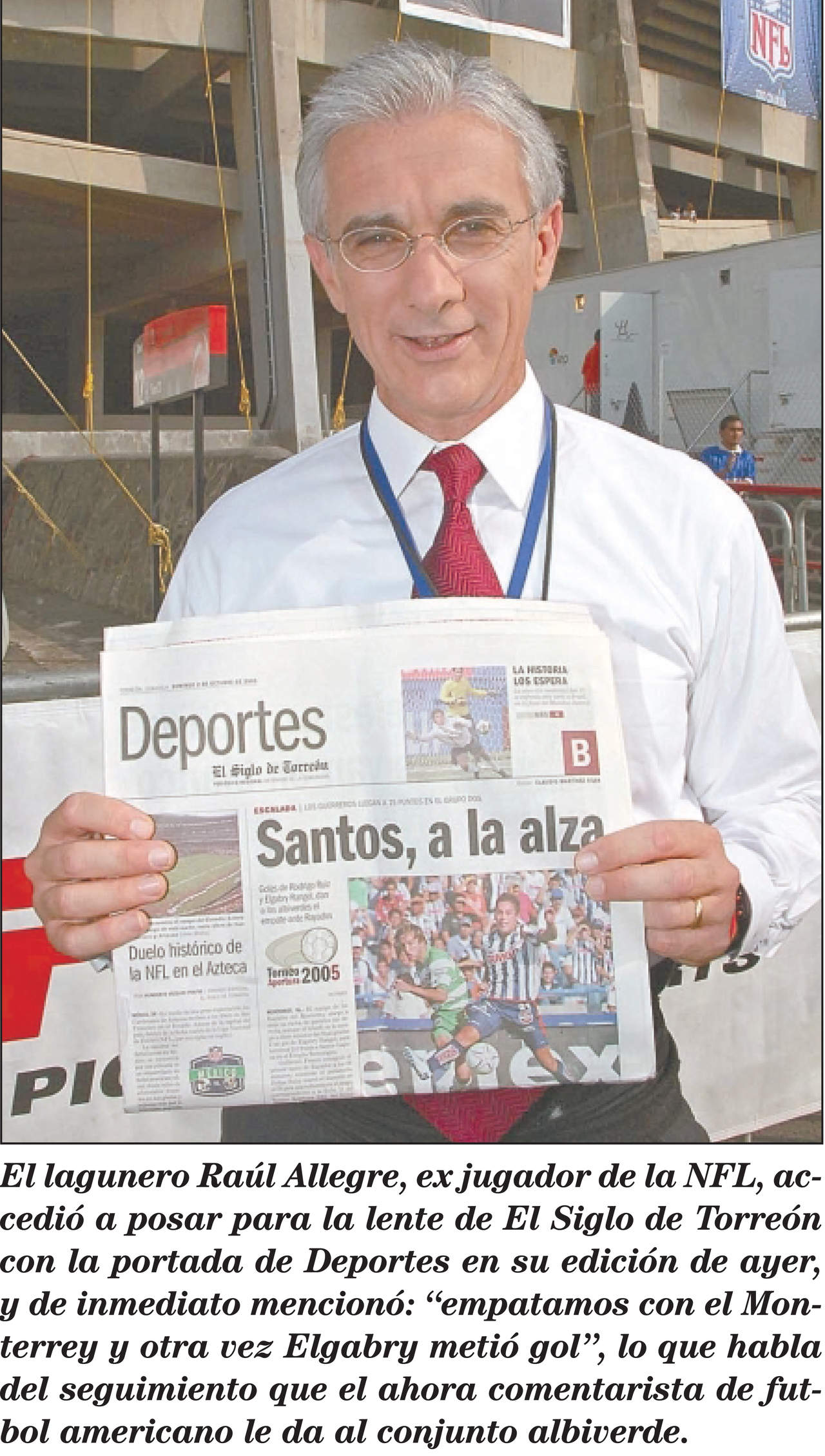 Raúl Allegre afuera del estadio Azteca, el 2 de octubre de 2005, para presenciar un partido de NFL en México. (Archivo)