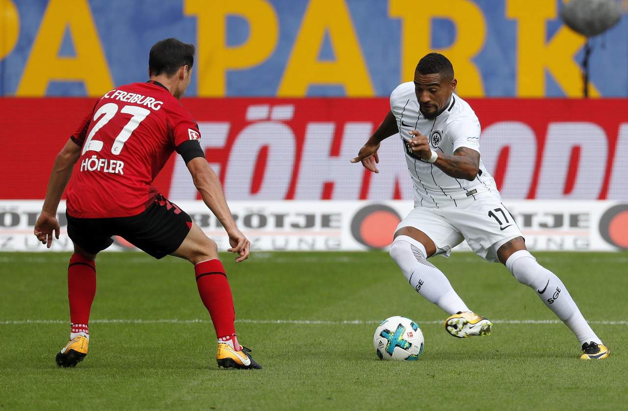 Eintracht Frankfurt no pudo contar con los mexicanos Carlos Salcedo y Marco Fabián por lesión. (EFE)