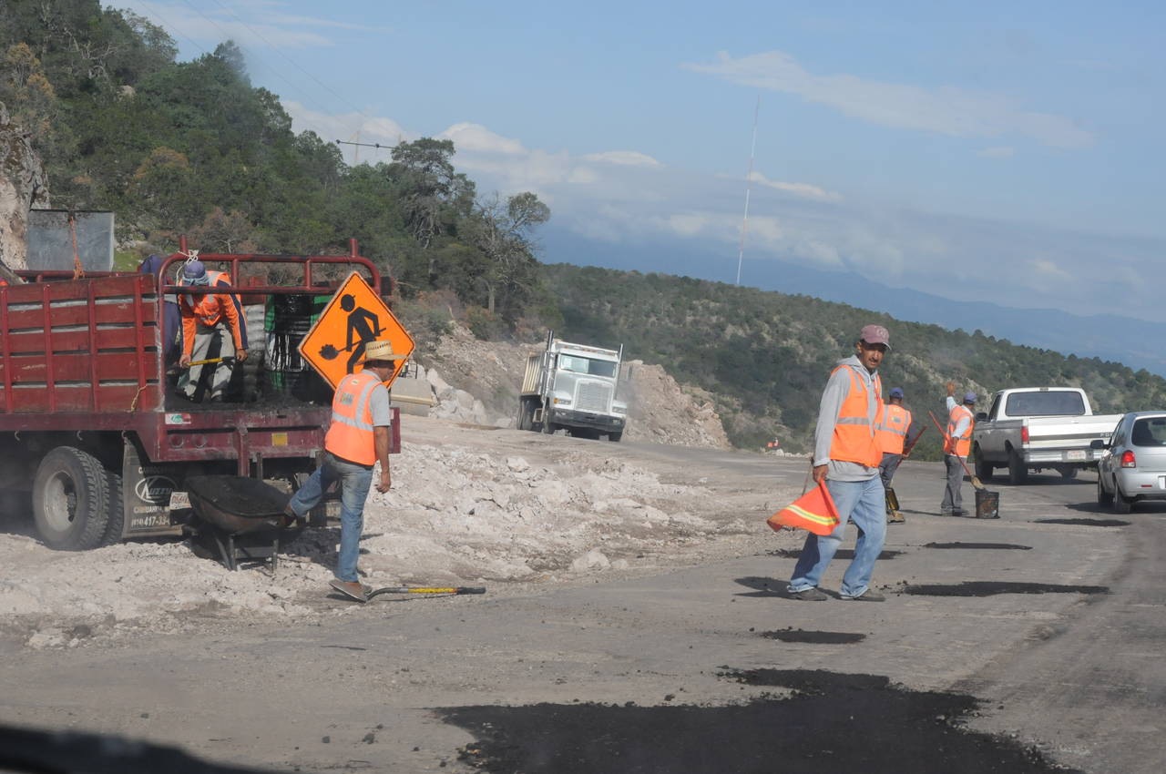 Rehabilitan. Las autoridades de la SCT licitaron ya en Durango mil 851 millones de pesos para rehabilitar carreteras entre ellas la Mezquital-Tepic, que es de las más dañadas. (EL SIGLO DE TORREÓN)  