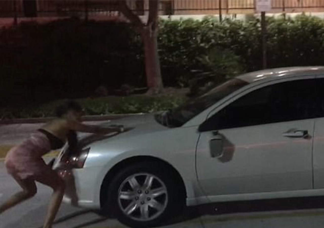 Mujeres en estado de ebriedad vandalizan vehículos en estacionamiento