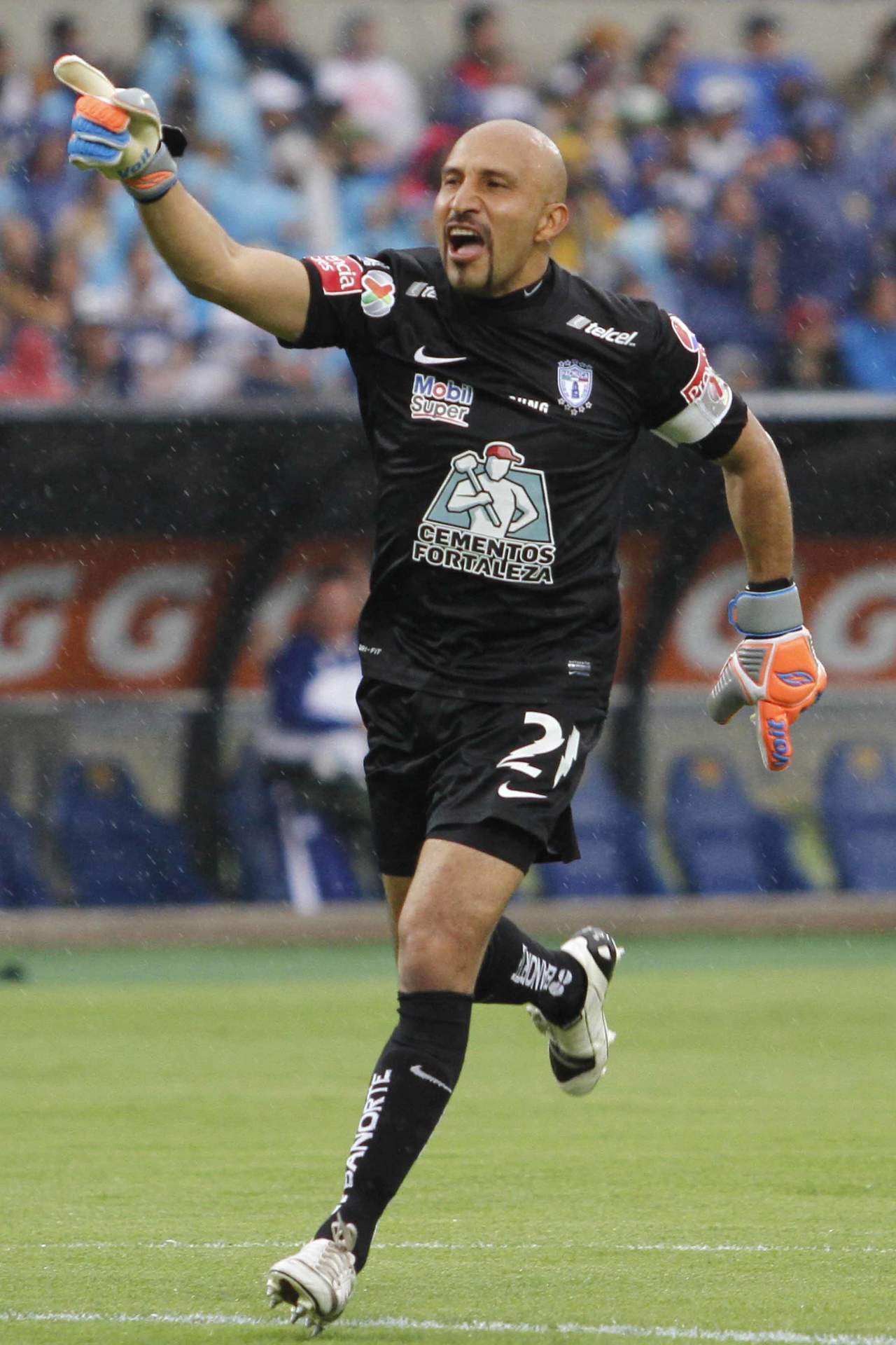 En estos años ha jugado para los equipos Cruz Azul (1993-2008), Tigres (2008-2009) Chiapas (2009-2010), Necaxa (2010-2011) San Luis (2011-2013) y Pachuca (2013-actualidad). (ARCHIVO)