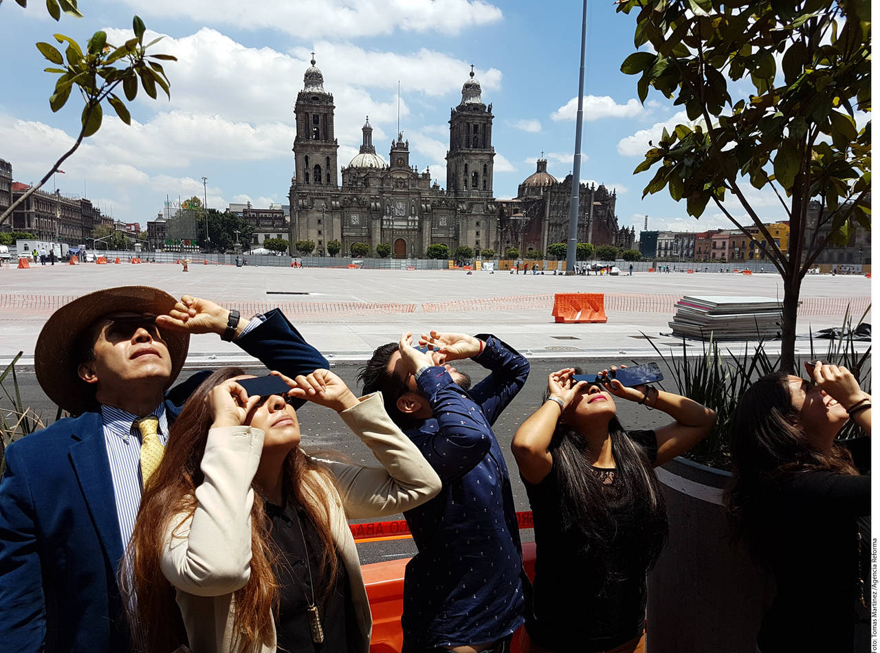Curiosidad. Muchas personas se congregaron frente a la Catedral Metropolitana de la Ciudad de México. (AGENCIA REFORMA) 
