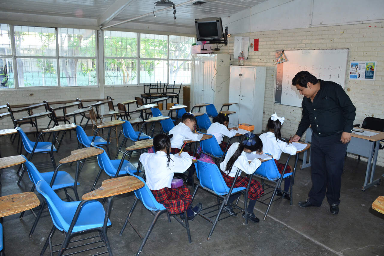 Ausentismo. Sólo cinco alumnos asistieron al inicio de cursos en la escuela Siete de Noviembre en la colonia Hogares Ferrocarrileros de Torreón. Fue el común denominador de la jornada. (FERNANDO COMPEÁN)