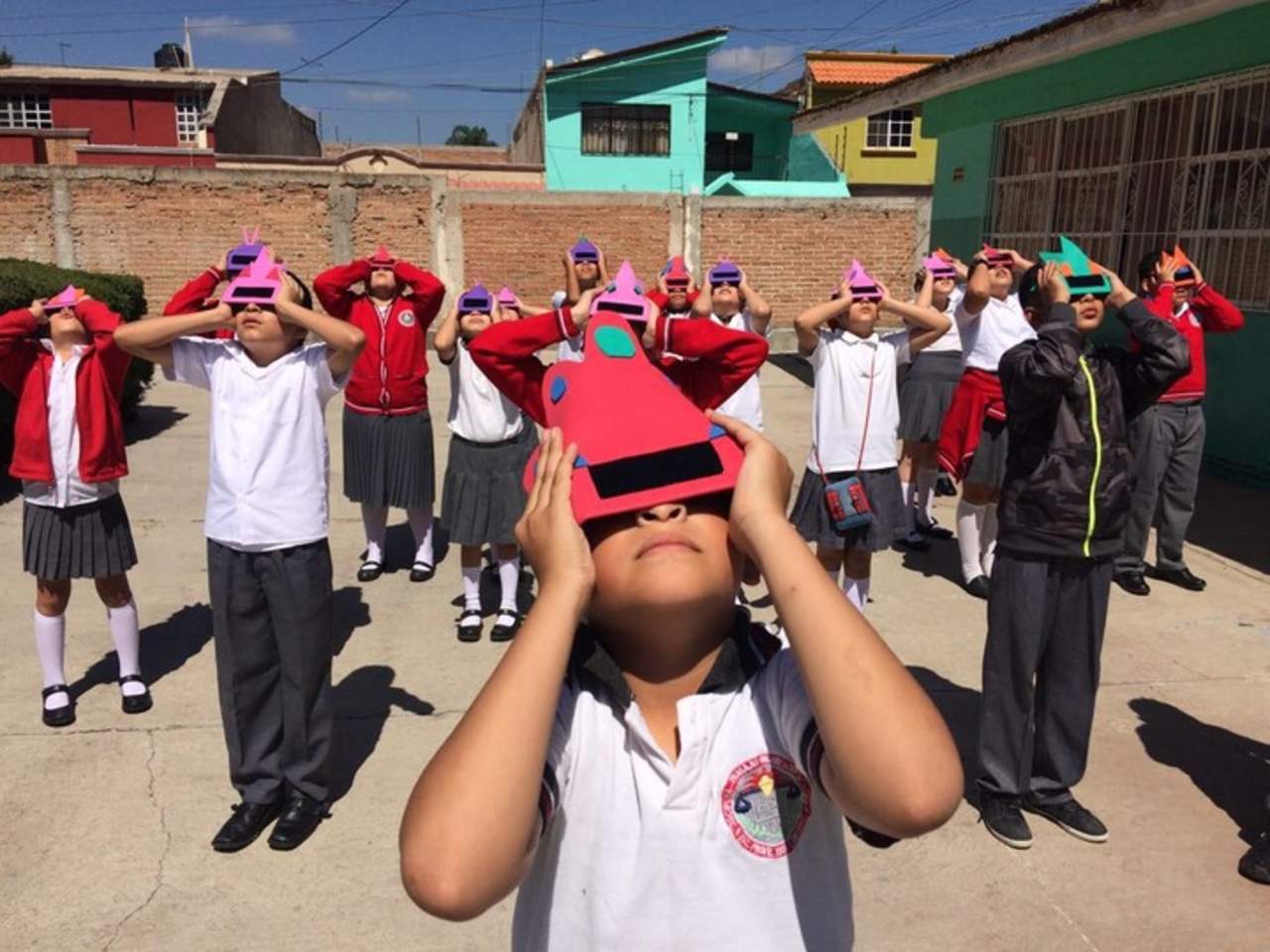 Creatividad. La comunidad escolar se puso de acuerdo y lograron ver el eclipse de forma segura. (ESPECIAL)

