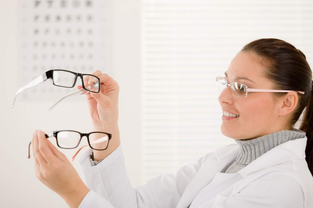 Cuando una persona utiliza lentes de cualquier tipo debe revisar la graduación con un médico al menos una vez al año, ya que podría sacrificar su calidad visual. (ARCHIVO)