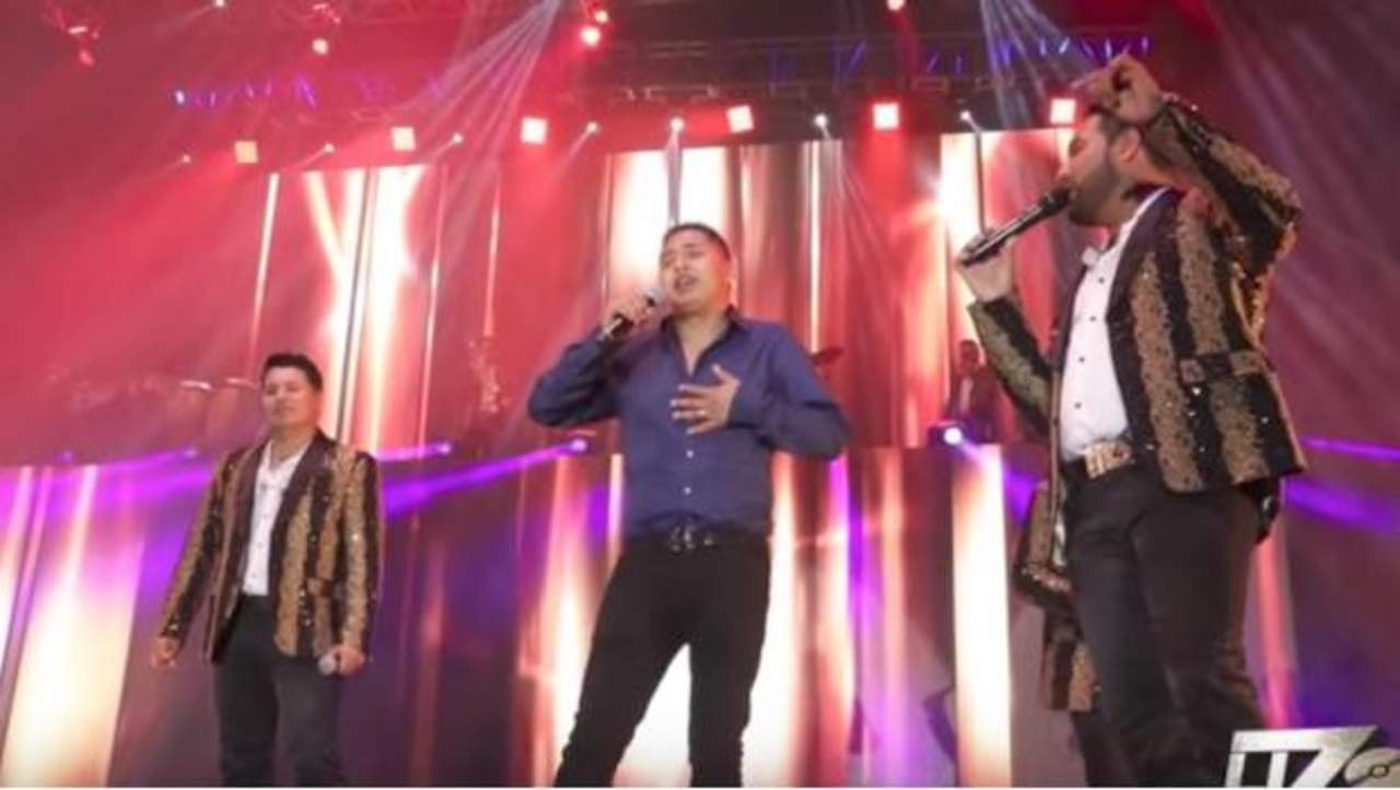 Manuel Herrera subió al escenario para cantar junto la Banda MS el tema Por este amor. (ESPECIAL)