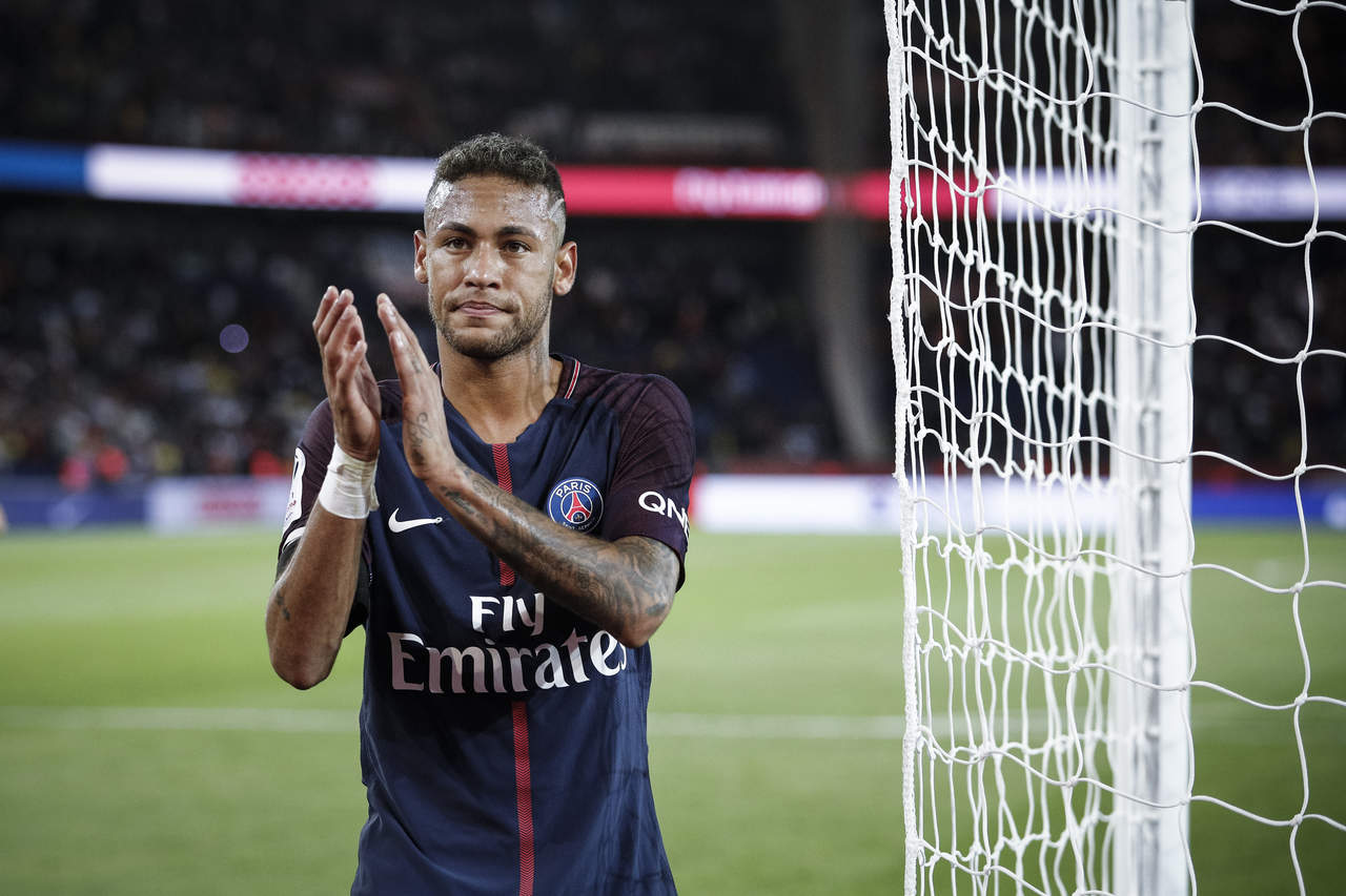 Los 8,5 millones de euros que le demanda el Barcelona a Neymar son la primera parte de esa prima de renovación que el Barcelona ya le abonó por ampliar el año pasado el contrato al brasileño. (ARCHIVO)