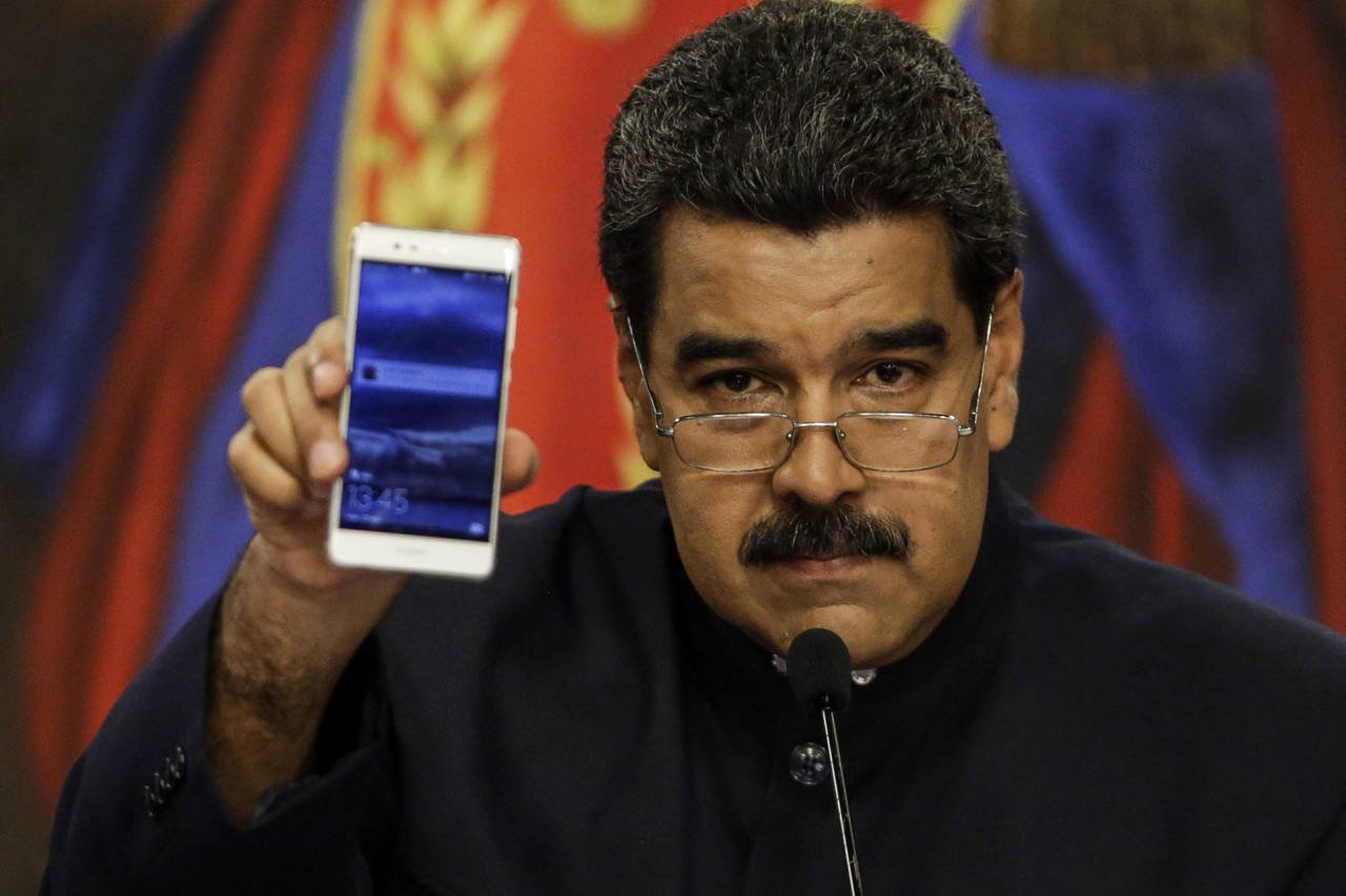 Pegado al teléfono. Nicolás Maduro insiste en hablar con el presidente Donald Trump. (EFE)
