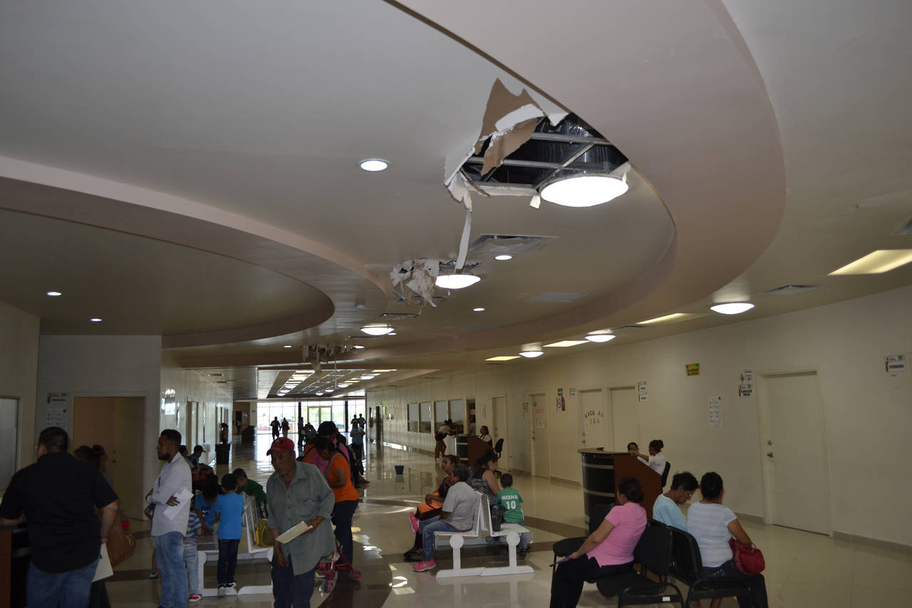 Peligroso. Algunas partes del techo falso del Hospital General se vinieron abajo por filtraciones del agua de lluvia. (EDITH GONZÁLEZ)