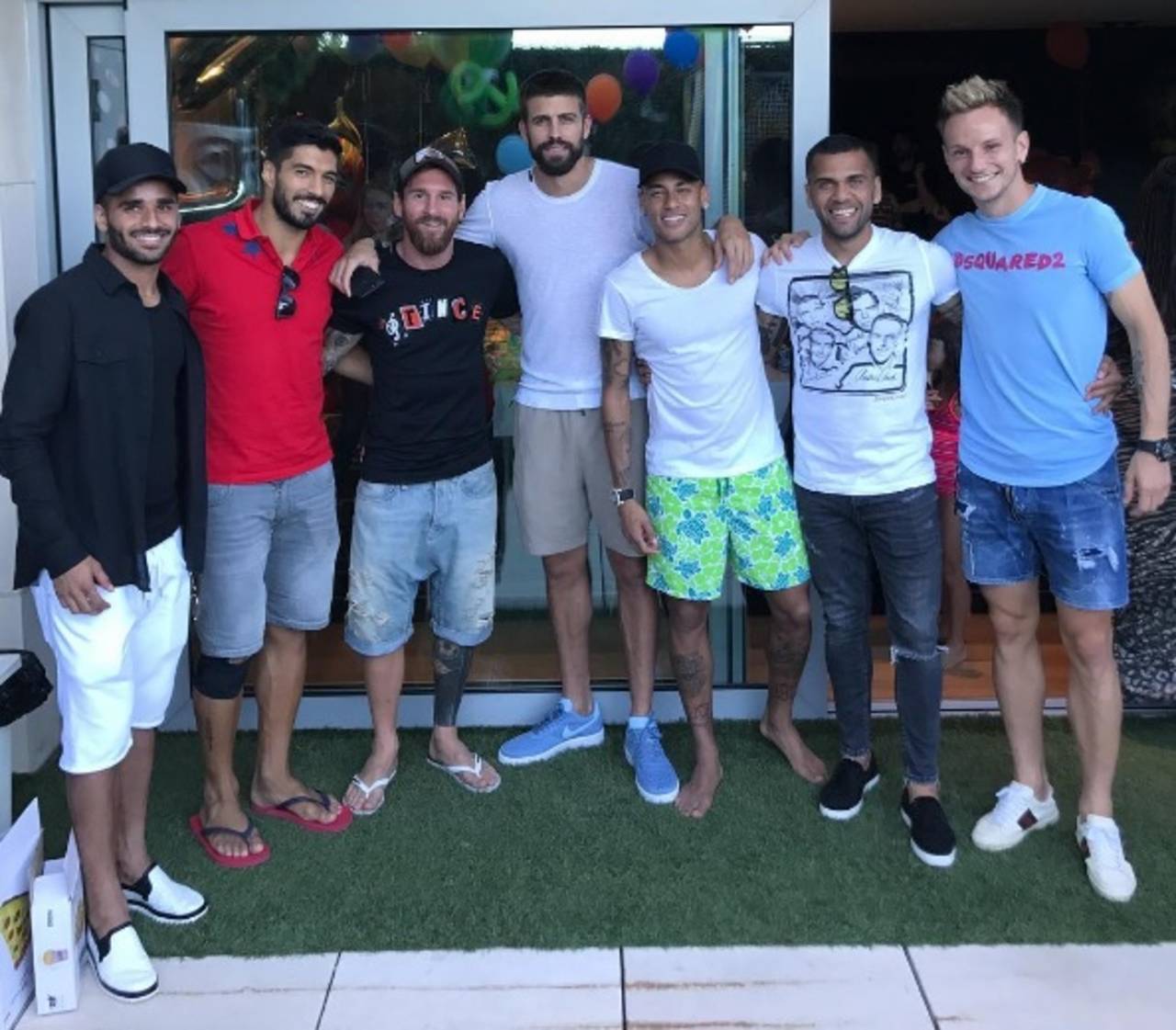 El jugador publicó la foto con sus excompañeros en su cuenta de Instagram. Convive Neymar con sus amigos del Barcelona