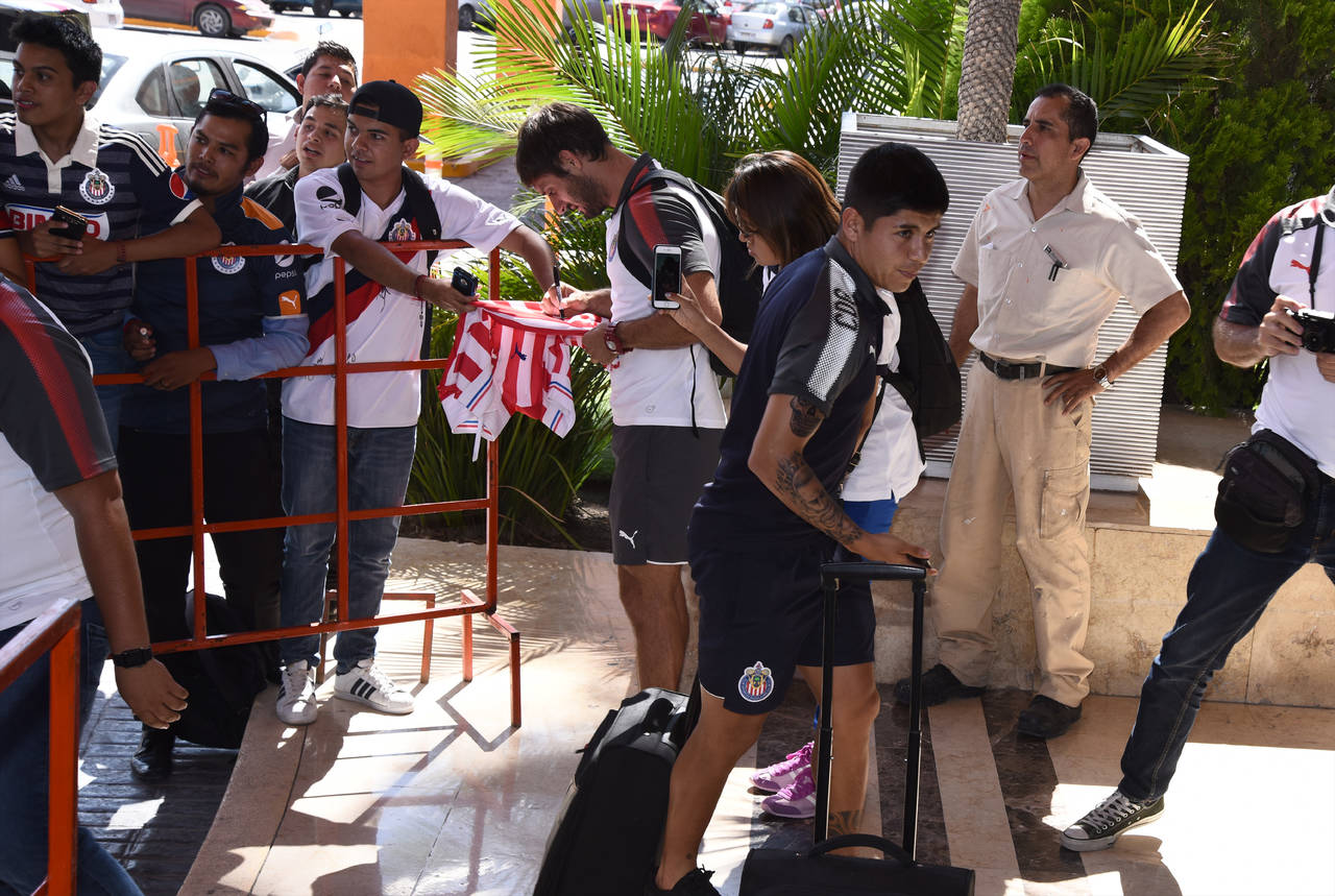 Los jugadores del Rebaño Sagrado fueron bien recibidos en Torreón. El lagunero Javier López pasa con sus maletas rumbo al hotel. (Jesús Galindo)