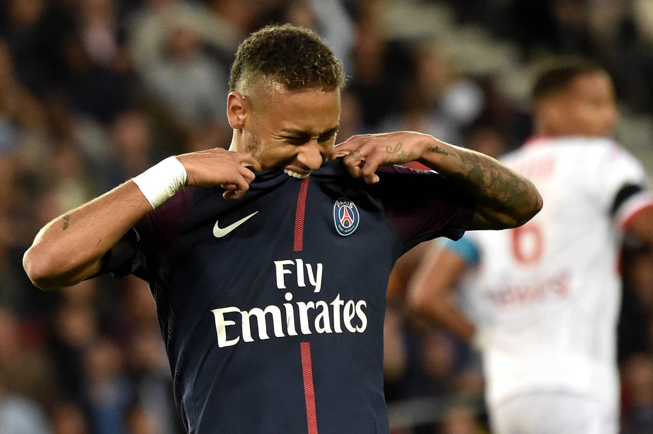 El Barcelona demandó a Neymar por una prima de 8.5 millones de euros que pagó al delantero brasileño por la firma del contrato que eventualmente rescindió para irse a París Saint-Germain. (EFE)   