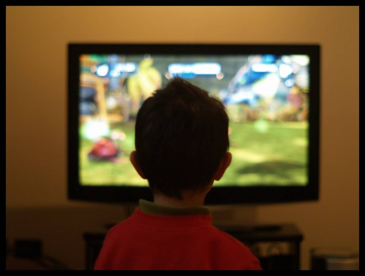 Relevancia. De acuerdo a un estudio del Ifetel, los niños destinan más tiempo a la TV que a ir a la escuela. (ARCHIVO)