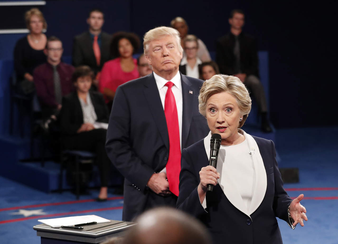 Subrayó que 'su piel se erizó' cuando este se puso detrás de ella en uno de los debates presidenciales de 2016. (AP)