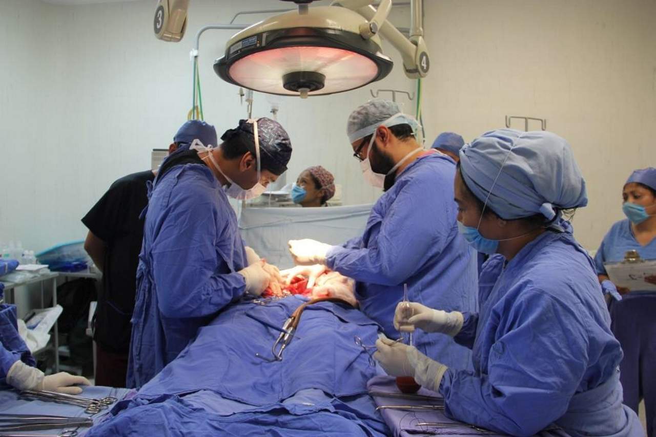 El director del hospital señaló que la familia de cada paciente se ahorra hasta 700 mil pesos, que es el costo de un trasplante en un hospital privado, pero en el IMIEM es totalmente gratuito. (ARCHIVO)