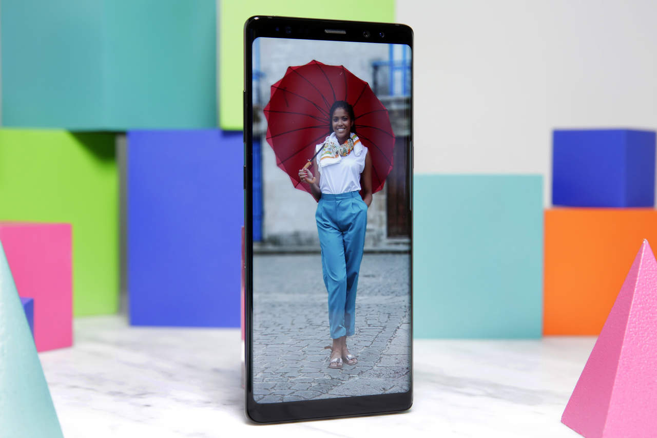 El nuevo smartphone de la surcoreana cuenta con una pantalla infinity display de 6.3 pulgadas multitarea, que permite usar varias aplicaciones a la vez. (AP)