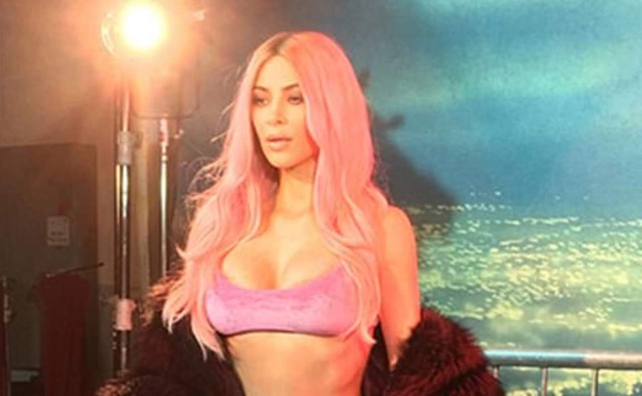Kim Kardashian conmociona en internet con atrevido atuendo