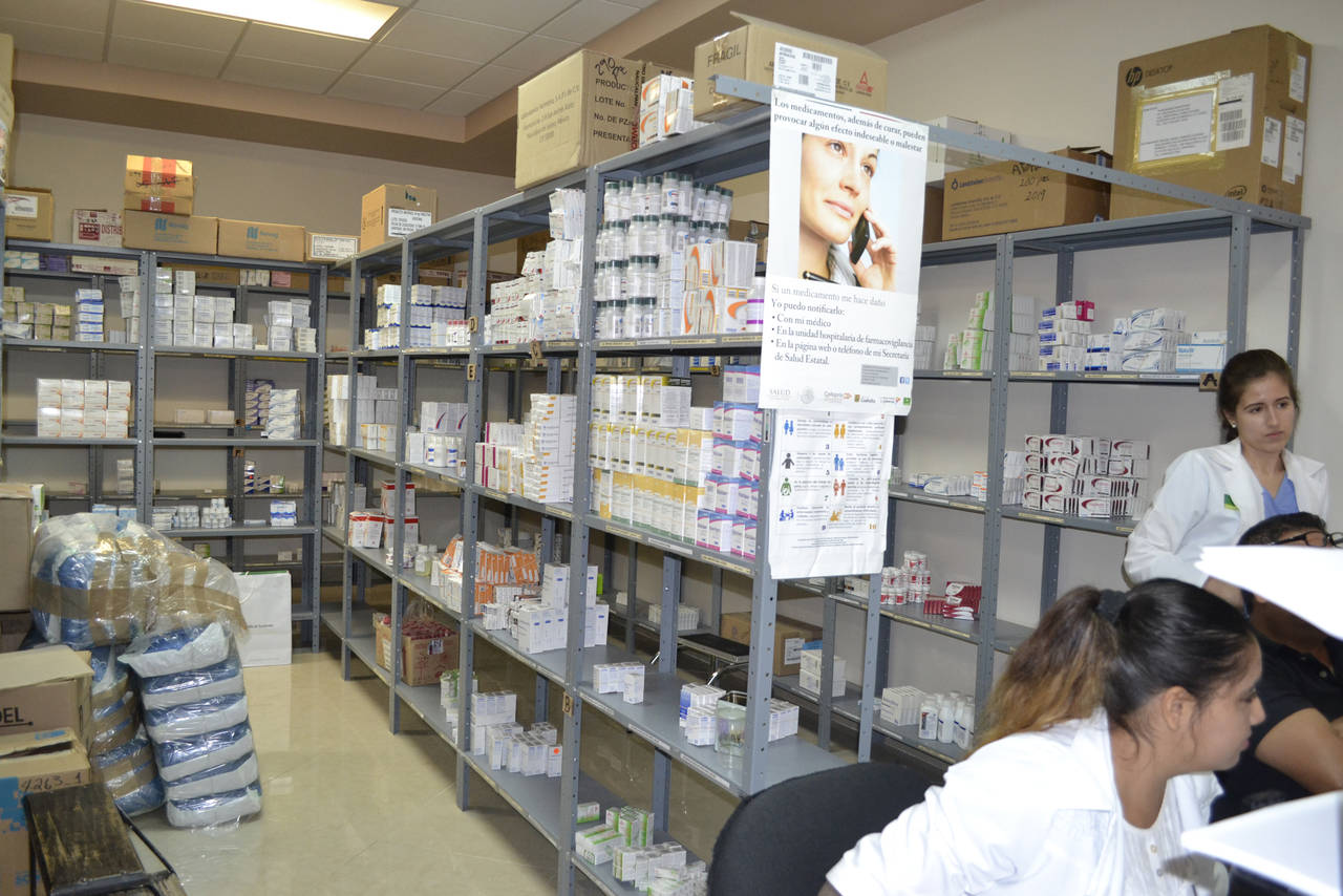 A medias. Sólo una parte de los estantes cuentan con medicamento en la farmacia del Hospital General. (EDITH GONZÁLEZ)