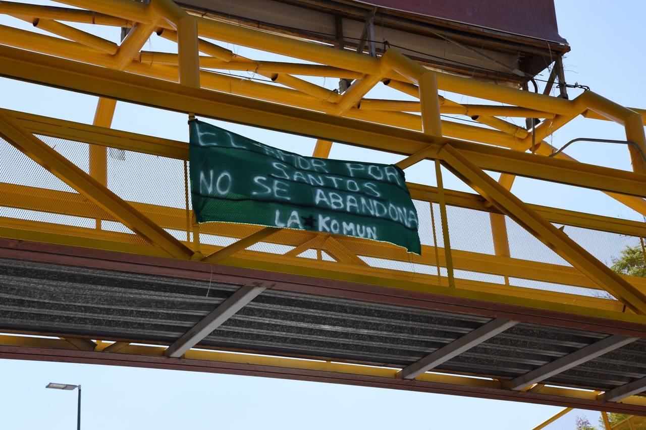 En distintos puentes peatonales aparecieron estas muestras de apoyo. Aparecen mantas en apoyo al Santos