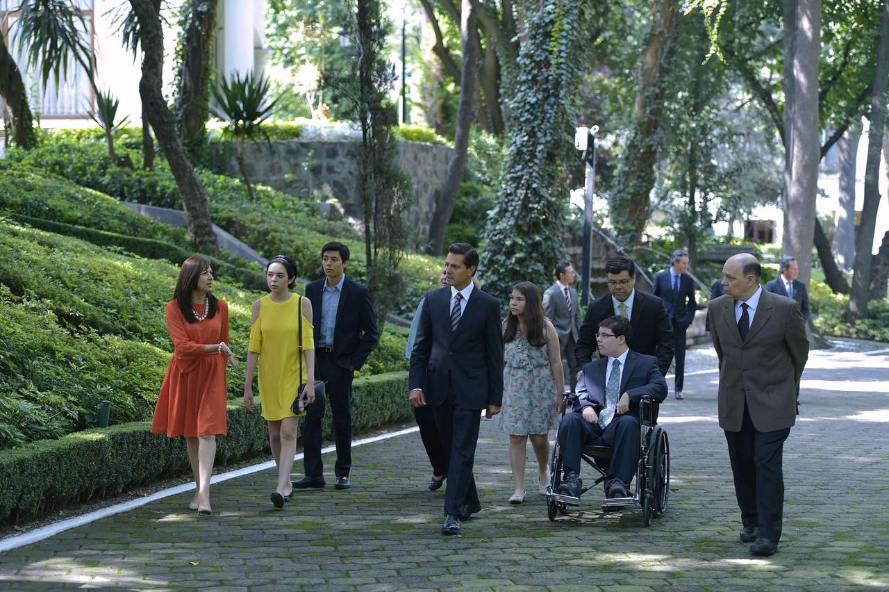 El presidente recibió en Los Pinos a víctimas del tiroteo. (NOTIMEX)