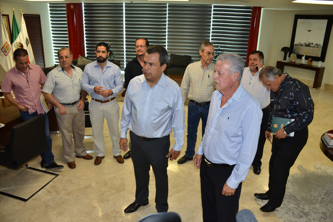 Los alcaldes actual y electo de Torreón, Morán y Zermeño, sostienen primera reunión de trabajo en presidencia. (FERNANDO COMPEÁN)