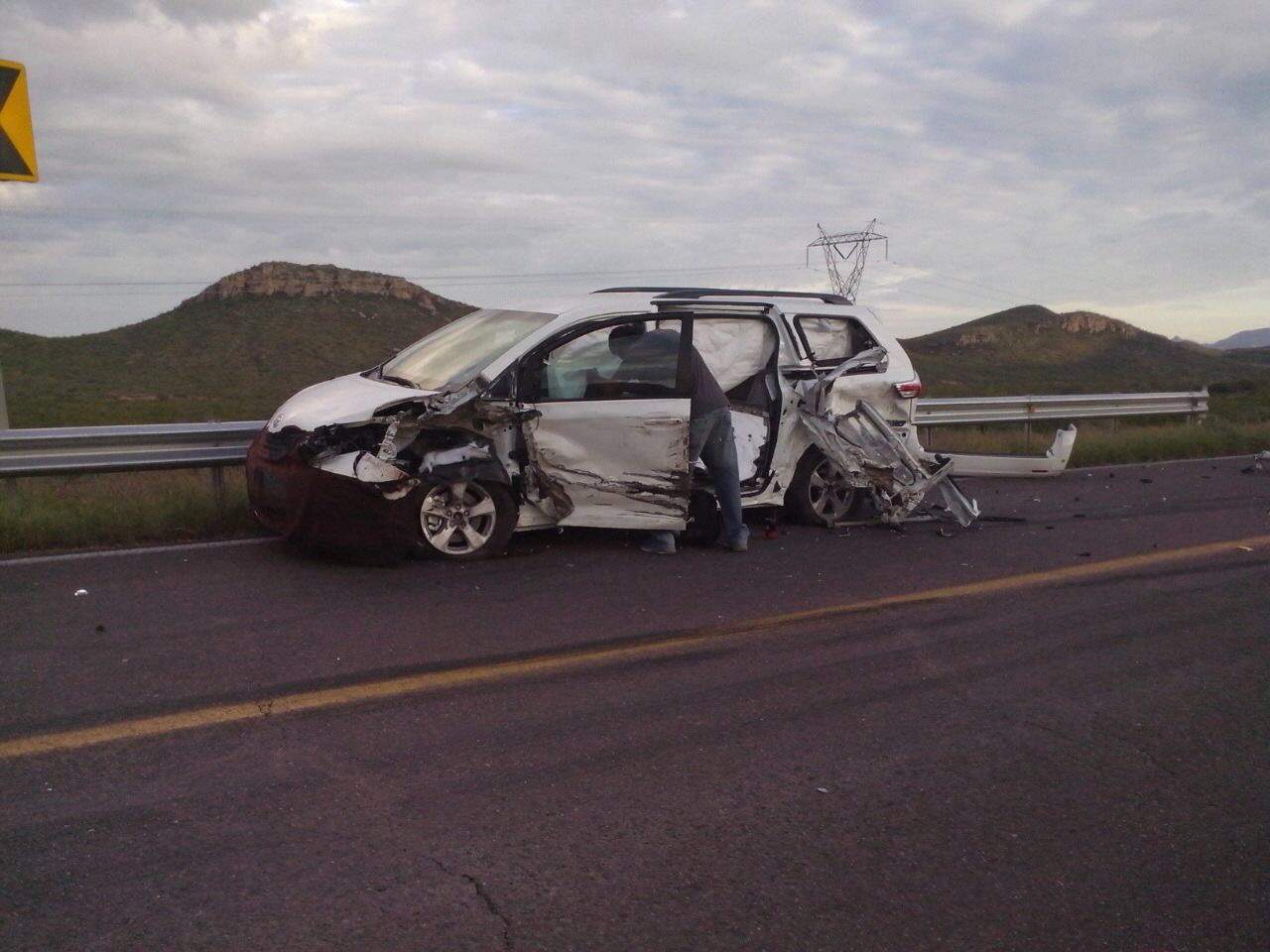 El conductor del tracto camión se abrió demasiado en una curva y golpeó con la parte de la caja la parte izquierda de la camioneta que se dirigía de Torreón a Durango. (ARCHIVO) 