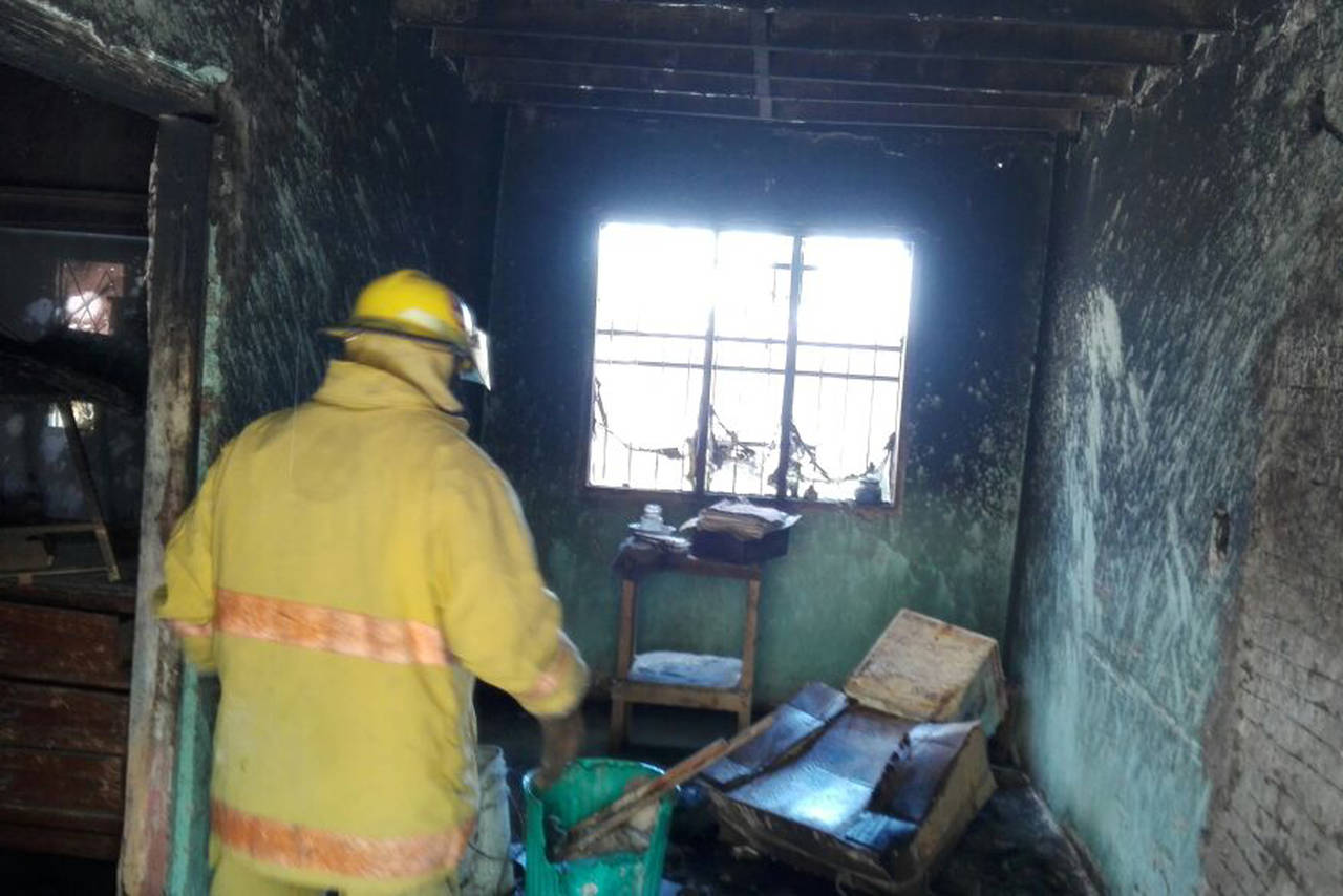 Suicida. Hombre toma raticida y prende fuego a su casa; los bomberos lograron salvarle la vida. (EL SIGLO DE TORREÓN) 