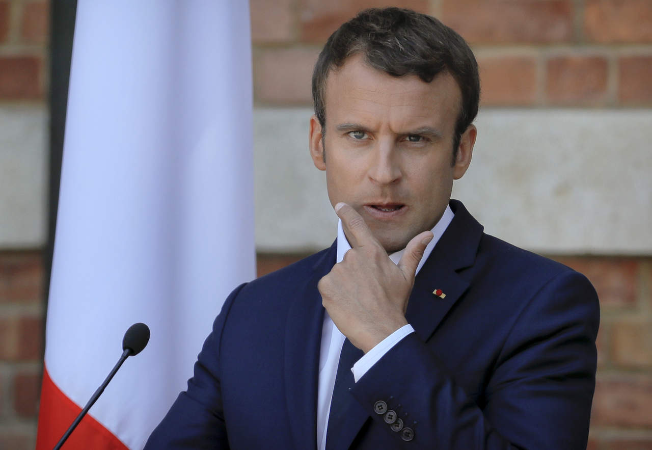 El mandatario francés gastó 26,000 euros (30,695 dólares) en maquillaje durante sus primeros tres meses en el poder. (AP)