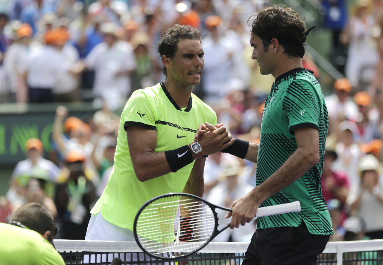 Roger Federer (d) y Rafael Nadal (i) quedaron en la misma parte del cuadro en el US Open. (Archivo)