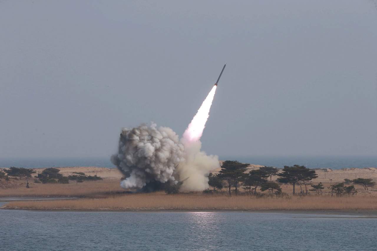 El proyectil fue disparado al mar entre la Península Coreana y Japón, el sábado por la mañana (hora local). (ARCHIVO)