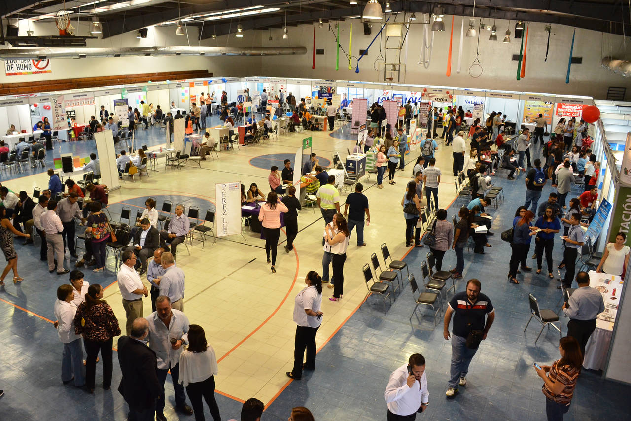 Menor cantidad. A diferencia que otros años, la Feria del Empleo orientada a jóvenes en Torreón no registró largas filas. 