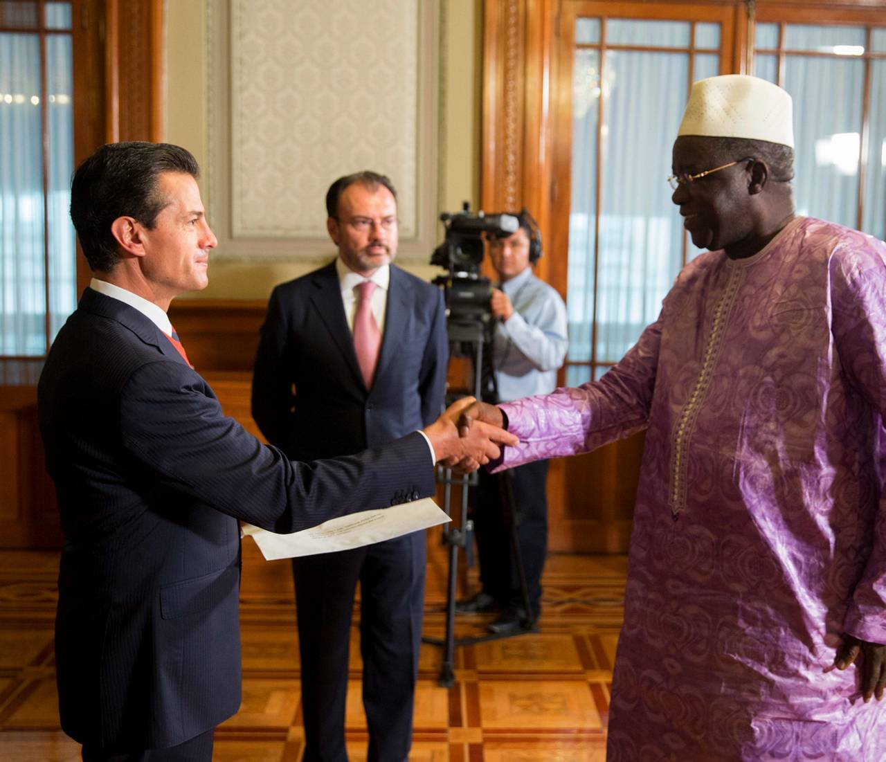 Llegada.  Peña Nieto y Mamady Conde, embajador de Guinea, se saludan luego de que fuera recibido en Palacio Nacional.