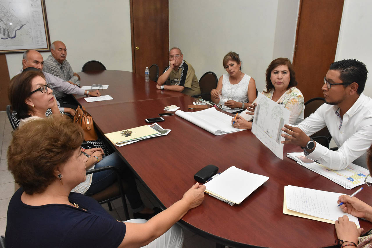 Detenido. Aunque les enseñaron una propuesta de dejar algunos cajones de estacionamiento, la negativa de los vecinos es firme. (EL SIGLO DE TORREÓN)