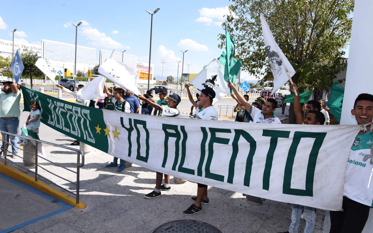 Algunos aficionados santistas se dieron cita para despedir al equipo antes de que partiera a León, donde hoy buscará el primer triunfo de la campaña. (Jesús Galindo)