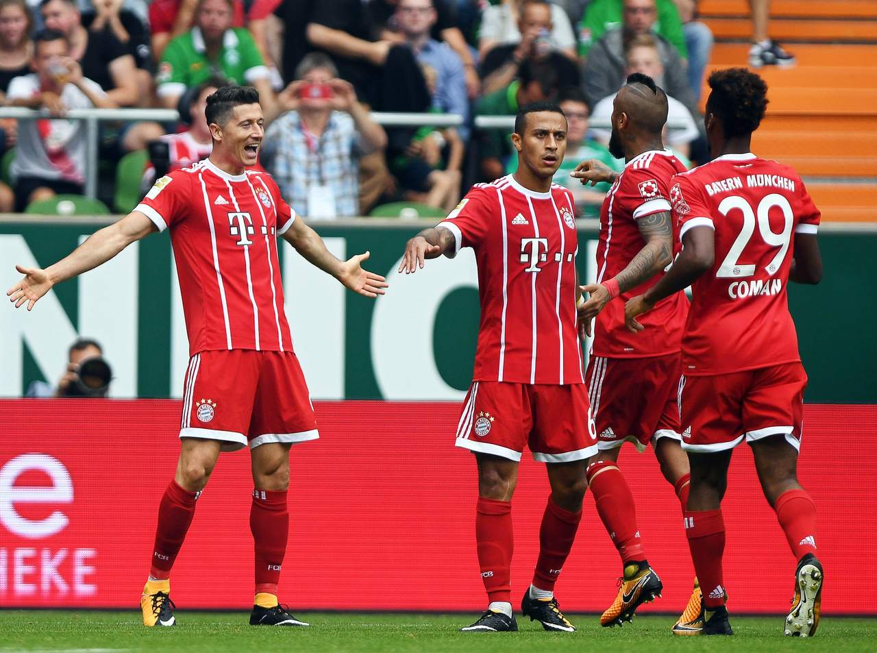 Roberto Lewandowski (i) anotó los dos goles en la victoria del Bayern Munich sobre Werder Bremen. (EFE)