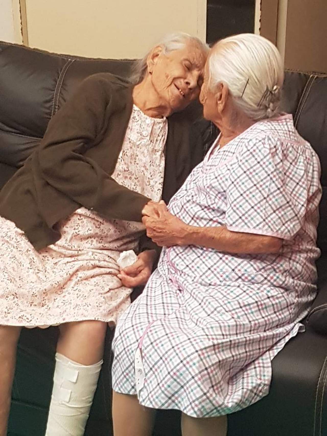 Triste. El reencuentro se convirtió en despedida para las hermanas de 96 y 94 años de edad. (ESPECIAL)
