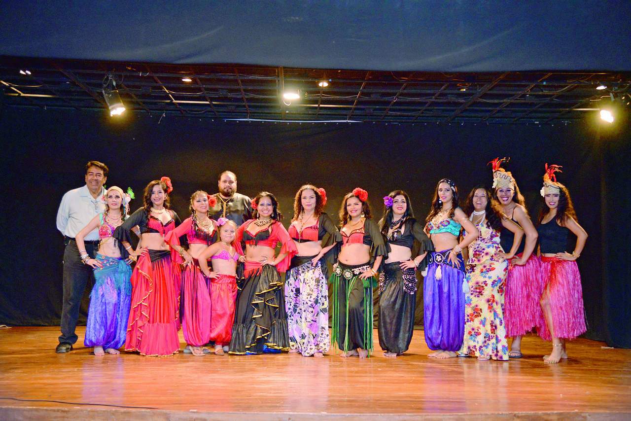 Las alumnas del Centro de Arte y Movimiento Yenisey al inicio de su 12° Festival de Danza Árabe