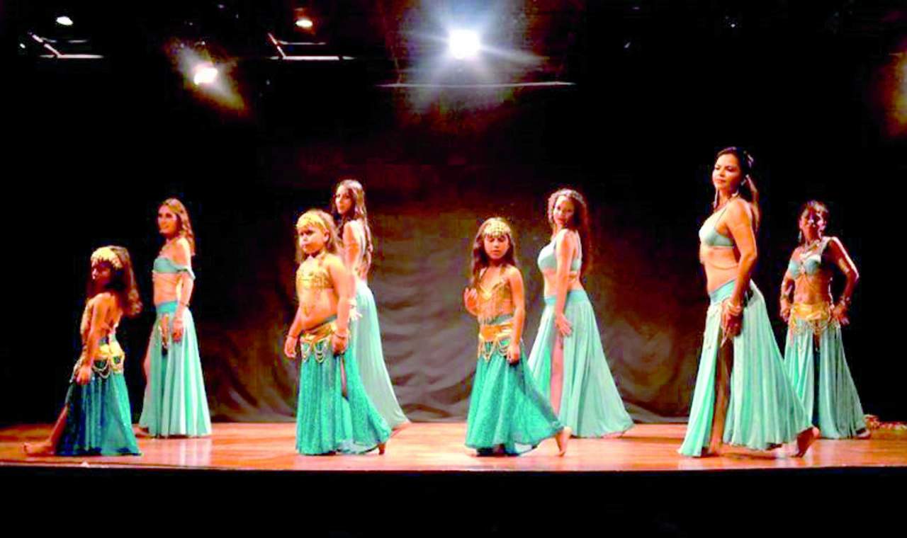 El grupo de bailarinas muestra una bella danza moderna oriental y deleita al público con su talento