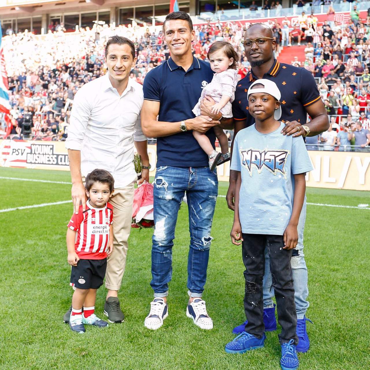 Andrés Guardado (i), Héctor Moreno (c) y Jetro Willems dieron la vuelta olímpica en el estadio del PSV. (Cortesía)