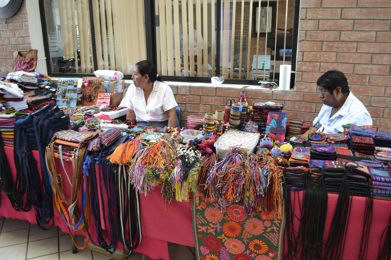 Promoción. A fin de promover la cultura maya guatemalteca y apoyar a los artesanos, presentan expo-venta en ULSA Laguna. (CLAUDIA LANDEROS)