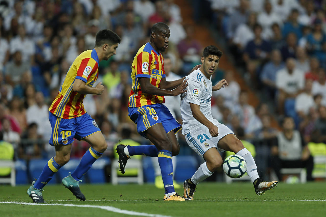 Marco Asensio (d) tuvo un gran partido en el empate del Real Madrid 2-2 con Valencia. El español marcó ambos tantos del equipo blanco. (EFE)