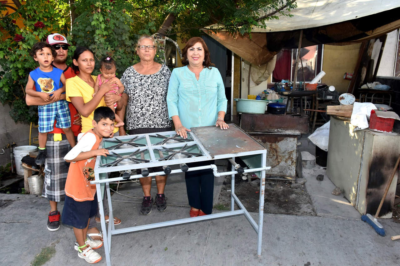 La alcaldesa del municipio de Lerdo, María Luisa González ha apoyado a 150 familias con equipos de micronegocios. (CORTESÍA)